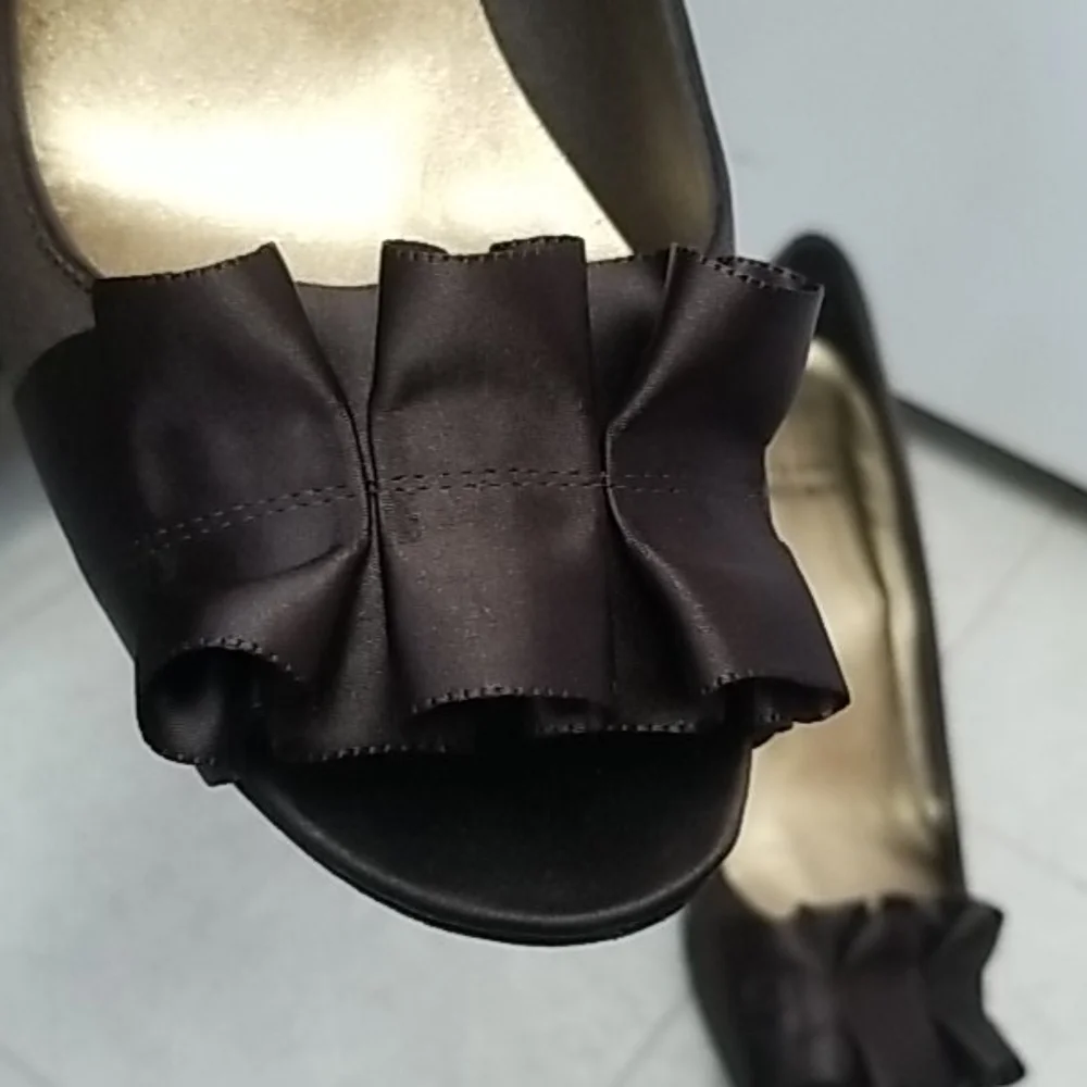 Like New STUART WEITZMAN brown satin peep toe pump